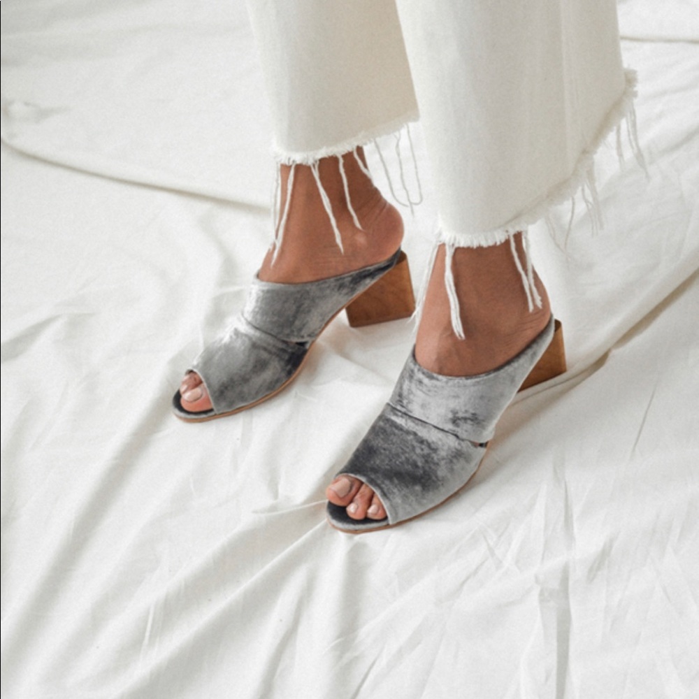 Behavior LA Eloise Mules- Sz. 7 in WHITE